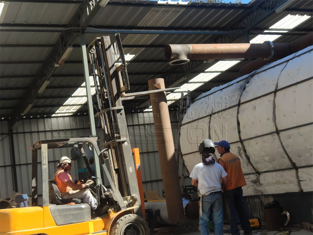 智利16噸廢舊輪胎煉油設(shè)備安裝現(xiàn)場第4張